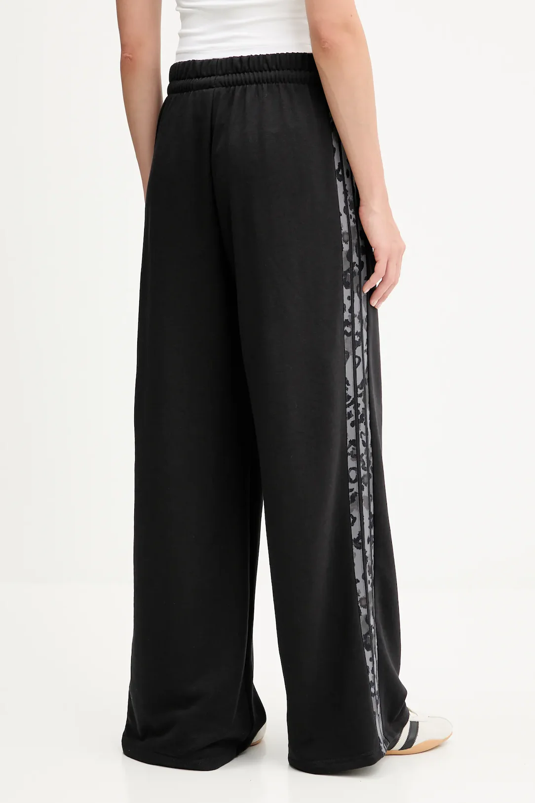 Pantaloni con orlo aperto e 3 strisce con stampa animalier