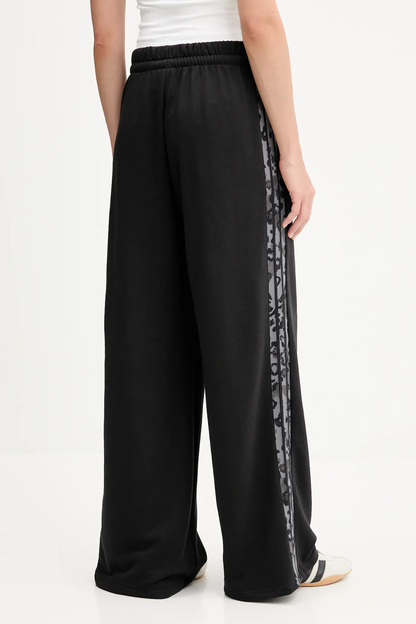 Pantaloni con orlo aperto e 3 strisce con stampa animalier